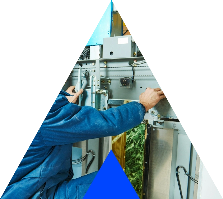 montaż elementów w windzie