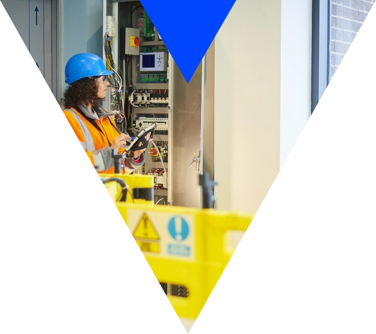 serwisant przy mechanizmach windy