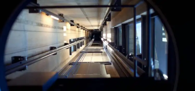 Czym różnią się windy osobowe od towarowych, a jakie są ich zastosowania?