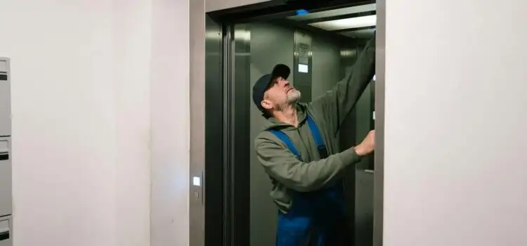 Jak przebiega konserwacja wind?