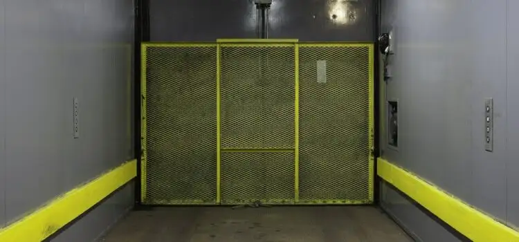 Winda towarowa w obiektach przemysłowych – korzyści i zalety