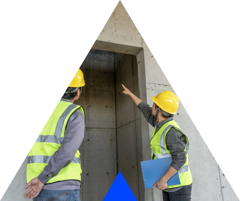 dwóch pracowników przy szybie windy