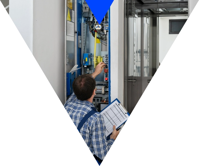 serwisant czyszczący wnętrze mechanizmu