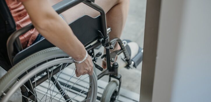 Jakie dźwigi dla niepełnosprawnych sprawdzą się w bloku?